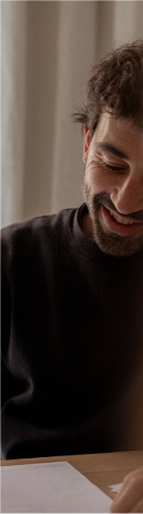 Retrato cercano de una persona sonriendo en un estudio.